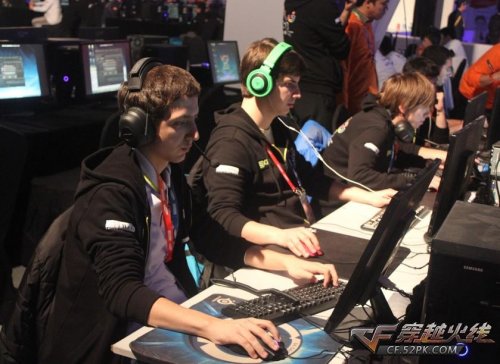 突发事件！海潮库奇在关键小组中脱颖而出， EDward Gaming 的双C输出满格，赢得了第一局